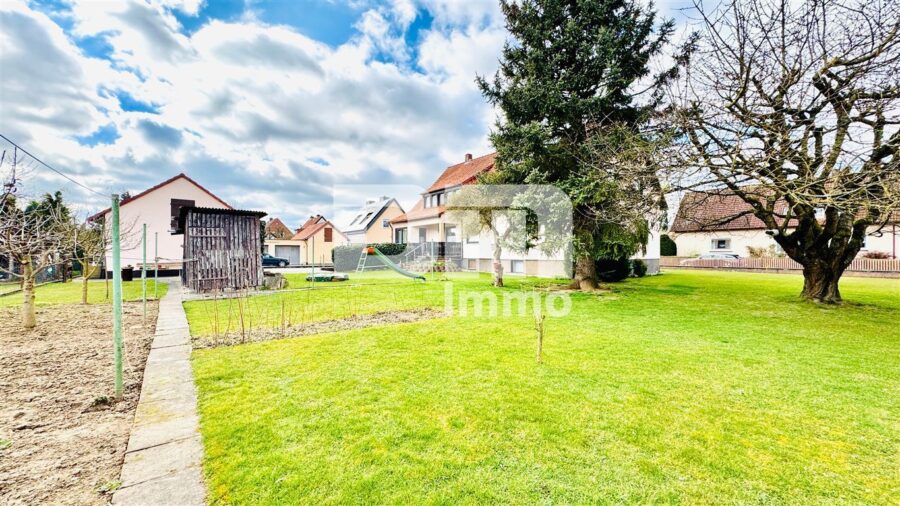 Schönes 1 - 2 Familienhaus mit riesigem Grundstück, Doppelgarage und umfangreichen Nutzflächen - Großer Gartenbereich